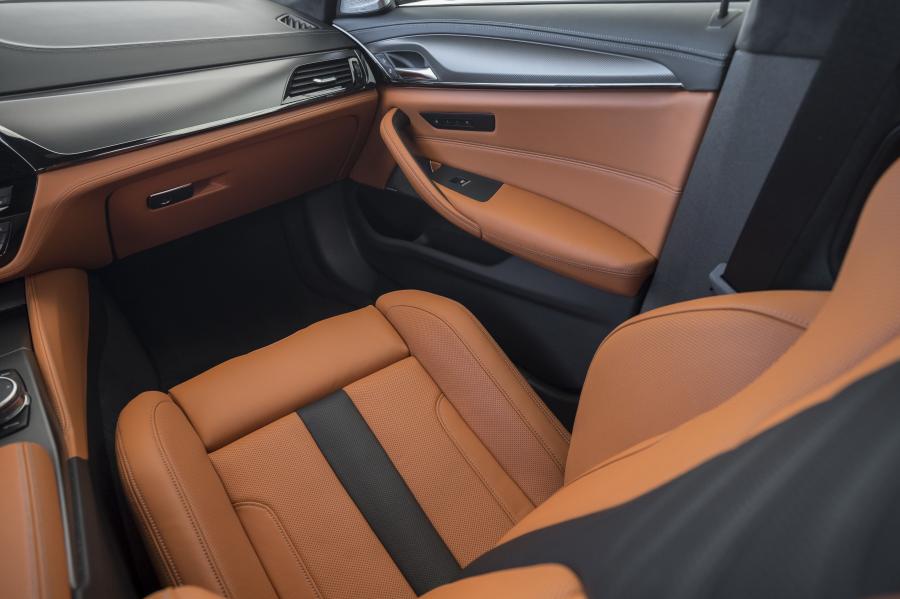 Детали интерьера BMW M5 (F90) 2018 года  (NA) (фото 40 из 40)